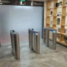  永康市現(xiàn)代不銹鋼裝璜廠 主營(yíng) 電動(dòng)伸縮門 電動(dòng)門 道